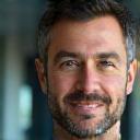 Retrato sonriente de un CEO fintech satisfecho